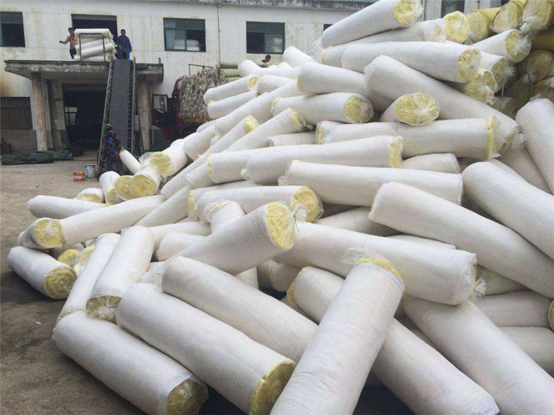 隨著科技的進步和環(huán)保意識的增強，建筑行業(yè)對于保溫材料的需求與日俱增。在這眾多的保溫材料中，玻璃棉氈以其獨特的優(yōu)勢脫穎而出，成為眾多消費者的首選。