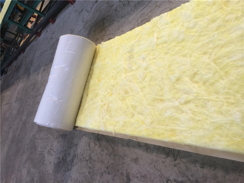 在現(xiàn)代社會(huì)的各種建筑和工業(yè)應(yīng)用中，隔熱與降噪材料扮演著至關(guān)重要的角色。國(guó)標(biāo)玻璃棉氈以其出色的性能、穩(wěn)定的品質(zhì)，成為了市場(chǎng)上備受青睞的產(chǎn)品。如今，大宗批發(fā)購買更加實(shí)惠，更是讓眾多客戶紛紛選擇批量采購。