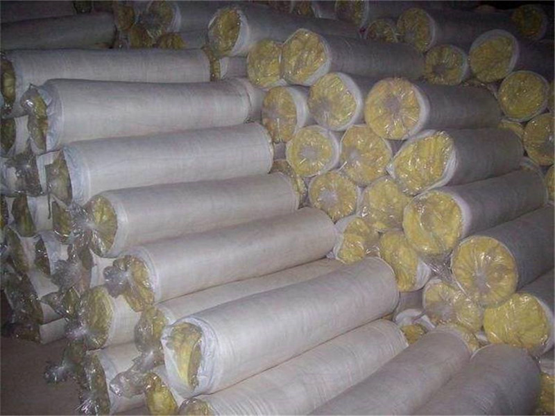 隨著社會(huì)的不斷發(fā)展和科技的進(jìn)步，人們對(duì)于建筑的需求越來(lái)越高，其中保溫材料的應(yīng)用成為了建筑行業(yè)的重要組成部分。無(wú)貼面玻璃棉卷氈作為一種新型的保溫材料，因其良好的保溫性能、環(huán)保優(yōu)勢(shì)以及廣泛的應(yīng)用前景而備受