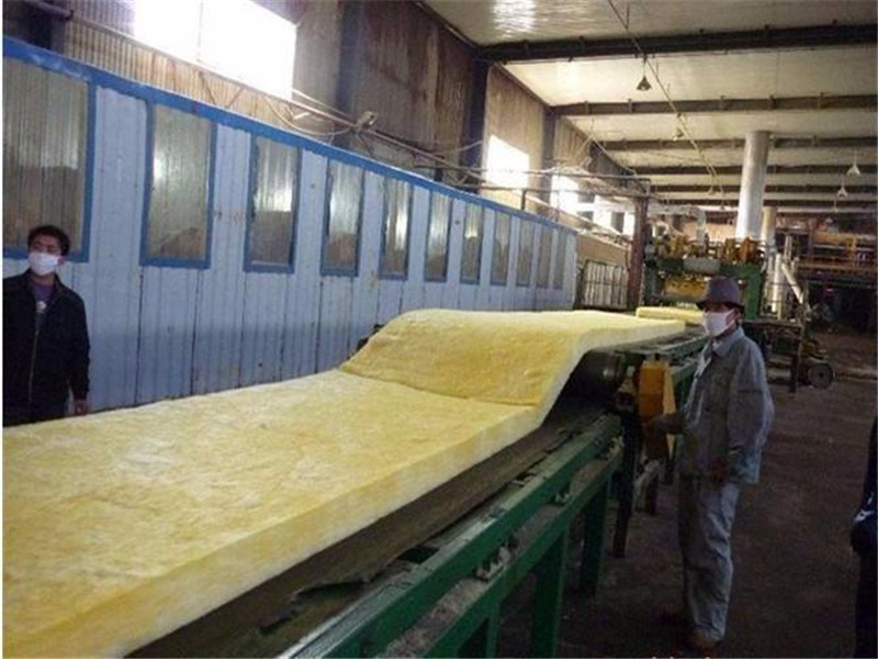 玻璃棉氈作為一種優(yōu)良的保溫材料，在現(xiàn)代建筑和工業(yè)領(lǐng)域有著廣泛的應(yīng)用。其尺寸多樣性滿足了不同場合和需求，成為了保溫行業(yè)的明星產(chǎn)品。本文將就玻璃棉氈的尺寸及其應(yīng)用進行一番探討。