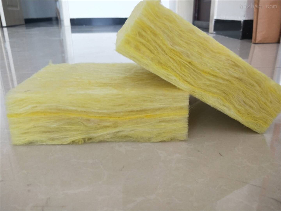 隨著建筑行業(yè)的蓬勃發(fā)展，優(yōu)質(zhì)的建材成為了市場追逐的焦點。在眾多的建材中，玻璃棉卷氈因其卓越的保溫隔熱性能、防火安全特點以及良好的環(huán)保性，日益受到廣大用戶的青睞。作為蘭州地區(qū)一家領(lǐng)先的玻璃棉卷氈生產(chǎn)廠家