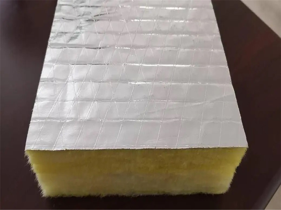 在中國的建材領域，湖北作為重要的生產(chǎn)基地，其在生產(chǎn)玻璃棉板方面展現(xiàn)出了獨特的優(yōu)勢與精湛的工藝技術(shù)。作為一種新興的環(huán)保材料，玻璃棉板以其優(yōu)良的保溫隔熱性能、隔音效果及環(huán)保特點，在建筑、化工、冶金等多個領